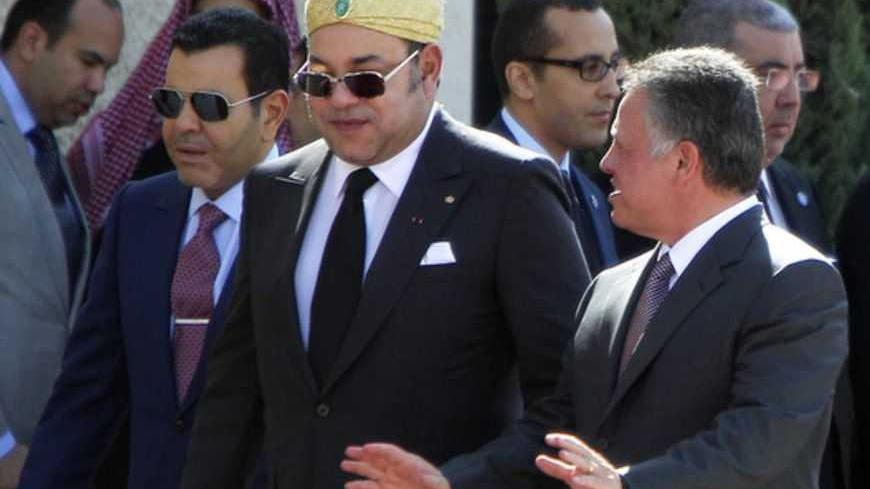 Jordan's King Abdullah (R) speaks to Morocco's King Mohammed (C) as they meet at the Royal Palace in Amman October 18, 2012. King Mohammed is on a three-day official visit to strengthen bilateral relations.  REUTERS/Ali Jarekji   (JORDAN - Tags: POLITICS ROYALS) - RTR39A84