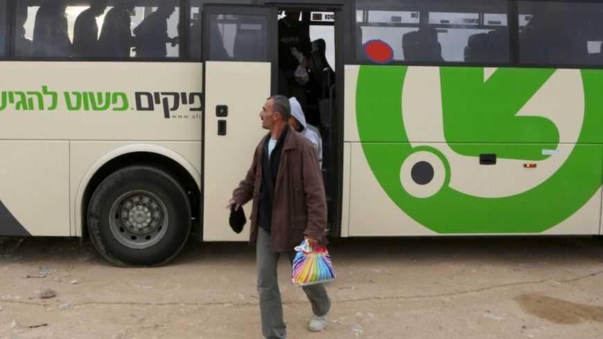 Labourers disembark a Palestinians-only bus before crossing through Israel's Eyal checkpoint as they returns to the West Bank, near Qalqilya March 4, 2013. Israel launched two Palestinians-only bus lines in the occupied West Bank on Monday, a step an Israeli rights group described as racist and which the Transport Ministry called an improvement in service. REUTERS/Baz Ratner (ISRAEL - Tags: POLITICS TRANSPORT) - RTR3EKIH