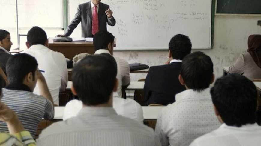 A professor gives a lecture to students at the College of Administration and Economy in Baghdad University March 16, 2009. Iraqi academics who fled abroad from violence and oppression are trickling back home in response to pleas from their government -- but they are finding jobs few and the welcome far from warm. Many waited years for Saddam Hussein to fall, and longer for sectarian violence, triggered by the 2003 U.S.-led invasion, to end.  Picture taken March 16, 2009. To match Feature IRAQ/ACADEMICS     