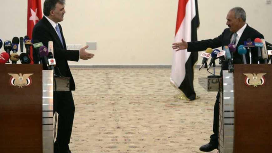 Turkey's President Abdullah Gul (L) and Yemen's President Ali Abdullah Saleh shake hands following a news conference in Sanaa January 11, 2011. Gul concludes a two-day official visit to Yemen on Tuesday.  REUTERS/Khaled Abdullah (YEMEN - Tags: POLITICS) - RTXWFNP