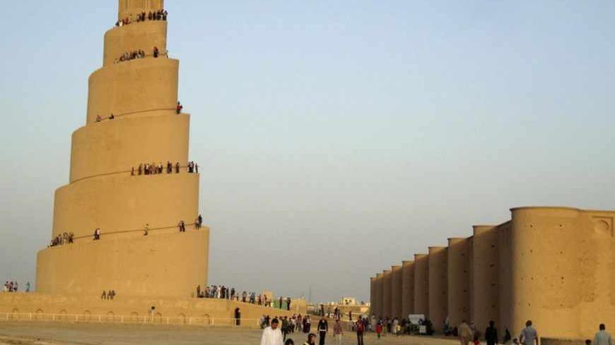 Residents visit the Spiral Minaret of the Great Mosque in Samarra, 100 km (62 miles) north of Baghdad August 30, 2011. REUTERS/Stringer (IRAQ - Tags: RELIGION TRAVEL) - RTR2QJM1