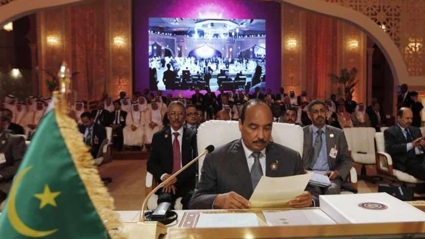 Mauritania's President Mohamed Ould Abdel Aziz reads a document during the opening of the Arab League summit in Doha March 26, 2013. A summit of Arab heads of state opened in the Qatari capital Doha on Tuesday expected to focus on the war in Syria as well as on the Israeli-Palestinian conflict.  REUTERS/Ahmed Jadallah (QATAR - Tags: POLITICS) - RTXXXR0