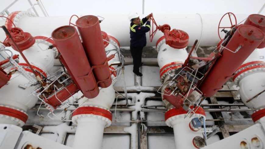 A worker checks the valve gears in a natural gas control centre of Turkey's Petroleum and Pipeline Corporation, 35 km (22 miles) west of Ankara, February 14, 2012. REUTERS/Umit Bektas (TURKEY - Tags: BUSINESS ENERGY) - RTR2XU1Q