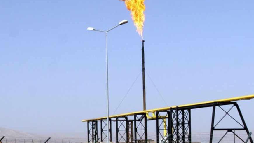 A flame rises from a pipeline at Taq Taq oil field in Arbil at the semi-autonomous Kurdistan region of northern Iraq, about 350 km (220 miles) north of Baghdad, September, 5, 2012. To match Analysis IRAQ-OIL-KURDISTAN/  REUTERS/Azad Lashkari (IRAQ - Tags: ENERGY BUSINESS) - RTR37KBL
