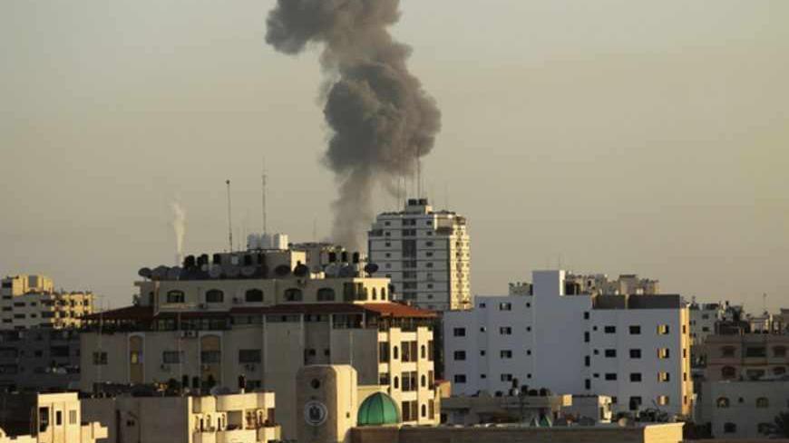 Smoke rises after an Israeli air strike in Gaza City November 18, 2012. Israel bombed militant targets in Gaza for a fifth straight day on Sunday, launching aerial and naval attacks as its military prepared for a possible ground invasion, though Egypt saw "some indications" of a truce ahead.  REUTERS/Ahmed Jadallah (GAZA - Tags: CONFLICT) - RTR3AJTN