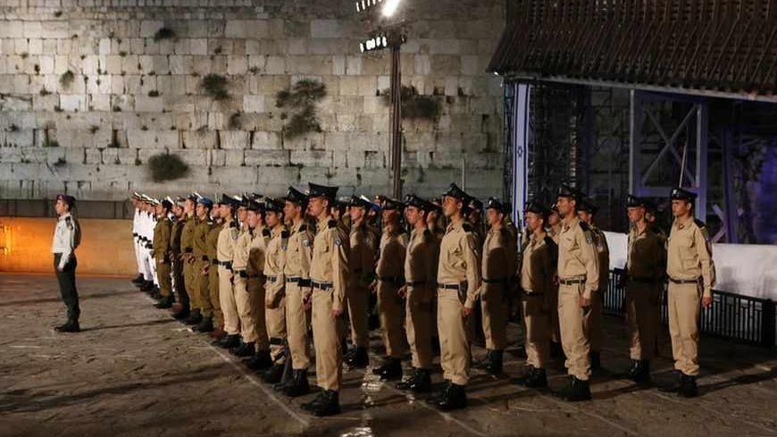 Israeli soldiers stand in formation during a ceremony marking Memorial Day at the Western Wall in Jerusalem's Old City April 14, 2013. Israel commemorates its fallen soldiers on Memorial Day, which begins Sunday night. REUTERS/Baz Ratner (JERUSALEM - Tags: POLITICS ANNIVERSARY SOCIETY MILITARY) - RTXYLKP