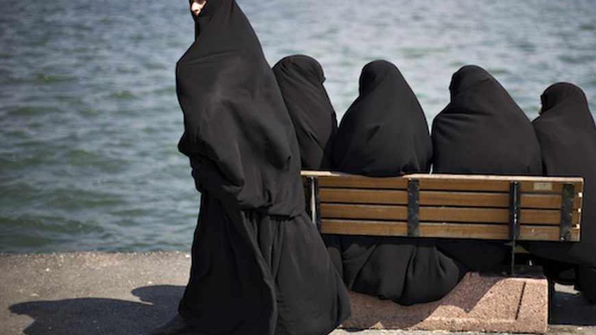 Muslim women sit on a park bench overlooking the Golden Horn on Marmara Sea in Istanbul, April 3, 2009. REUTERS/Finbarr O'Reilly (TURKEY RELIGION SOCIETY IMAGE OF THE DAY TOP PICTURE)   FOR BEST QUALITY IMAGE: ALSO SEE GM1E57T1QGO01 - RTXDKNM