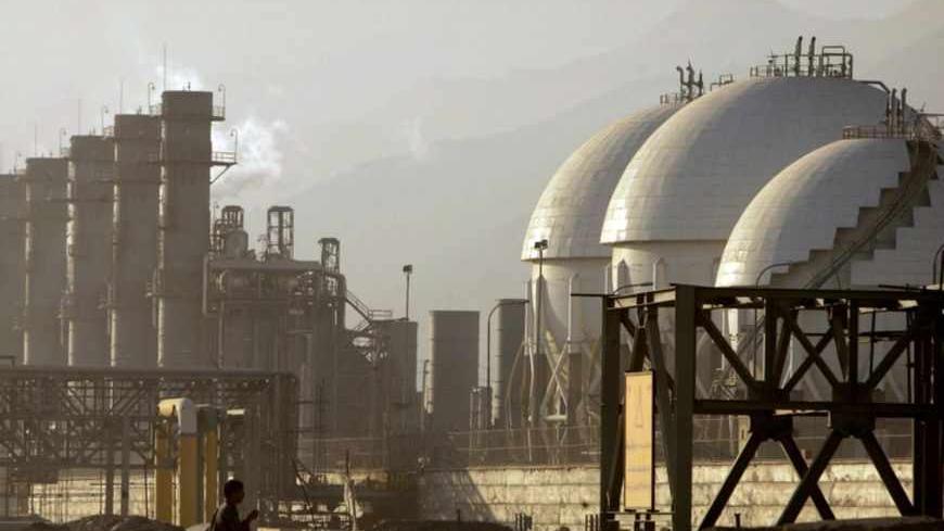 A view of a petrochemical complex in Assaluyeh on Iran's Persian Gulf coast May 28, 2006. Picture taken on May 28, 2006. REUTERS/Morteza Nikoubazl - RTR1DXLC