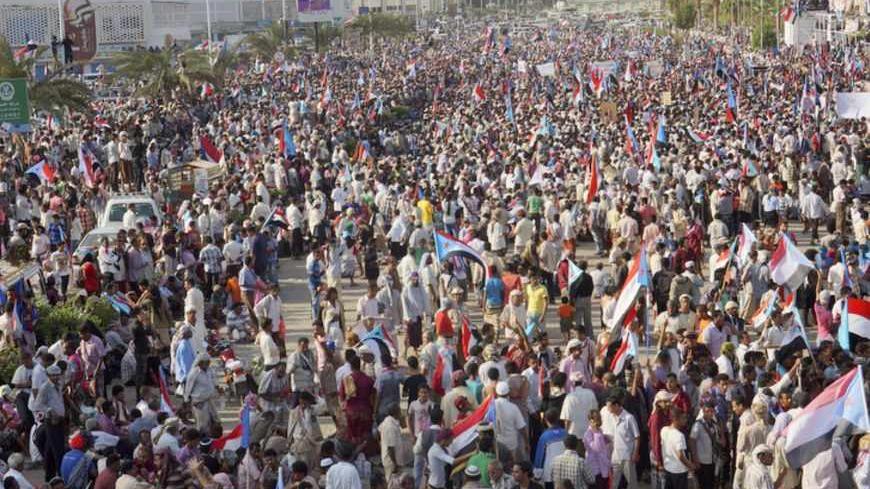 Supporters of Yemen's separatist Southern Movement demonstrate in the southern port city of Aden March 18, 2013. Yemeni leaders seeking to end political upheaval started work on comprehensive reforms on Monday, with the scale of their task illustrated by the tens of thousands of protesters who marched in the south to demand their own state. REUTERS/Yaser Hasan (YEMEN - Tags: POLITICS CIVIL UNREST) - RTR3F5U7