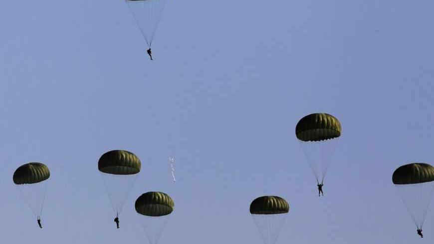 Israeli paratroopers take part in a military exercise at the Palmachim air force base near Tel Aviv April 29, 2013. REUTERS/Amir Cohen (ISRAEL - Tags: MILITARY) - RTXZ3TF