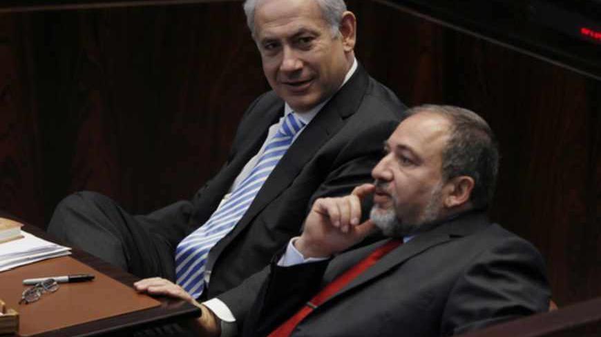 Israel's Prime Minister Benjamin Netanyahu (L) and Foreign Minister Avigdor Lieberman attend a session of the Knesset, the Israeli parliament, in Jerusalem December 28, 2011. REUTERS/Baz Ratner (JERUSALEM - Tags: POLITICS) - RTR2VOT2