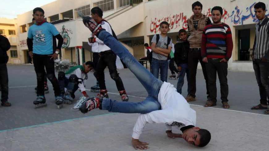 A Palestinian youth trains during a roller-blading lesson organized by the al-Qadesia local club at a school in Rafah in the southern Gaza Strip March 27, 2013. REUTERS/Ibraheem Abu Mustafa (GAZA - Tags: SPORT SOCIETY) - RTXXZWW