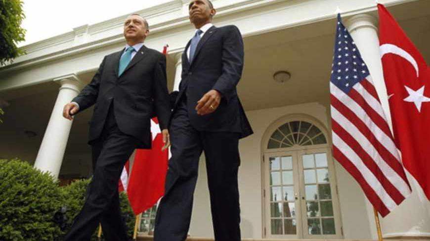 Turkish Prime Minister Recep Tayyip Erdogan (L) and U.S. President Barack Obama (R) arrive for a joint news conference in the White House Rose Garden in Washington, May 16, 2013.   REUTERS/Kevin Lamarque (UNITED STATES  - Tags: POLITICS)   - RTXZPHG