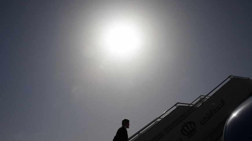 U.S. Secretary of State John Kerry boards his plane in Amman, Jordan, May 23, 2013.  REUTERS/Jim Young  (JORDAN - Tags: POLITICS) - RTXZXEL