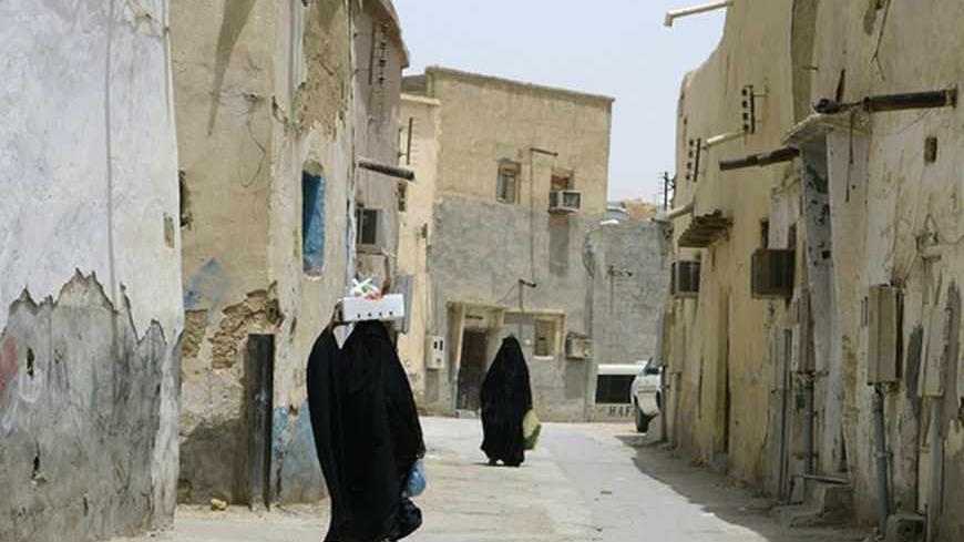 Veiled women carry vegetables as they walk along a street at the neighbourhood of Shmeisy in Riyadh April 22, 2013. A royal decree in Saudi Arabia has shaken up the way in which the government allocates vast tracts of land, removing an obstacle to a $67 billion programme to ease the country's housing shortage. Picture taken April 22, 2013. To match Story SAUDI-HOUSING/     REUTERS/Faisal Al Nasser  (SAUDI ARABIA - Tags: BUSINESS REAL ESTATE POLITICS CONSTRUCTION) - RTXYY39