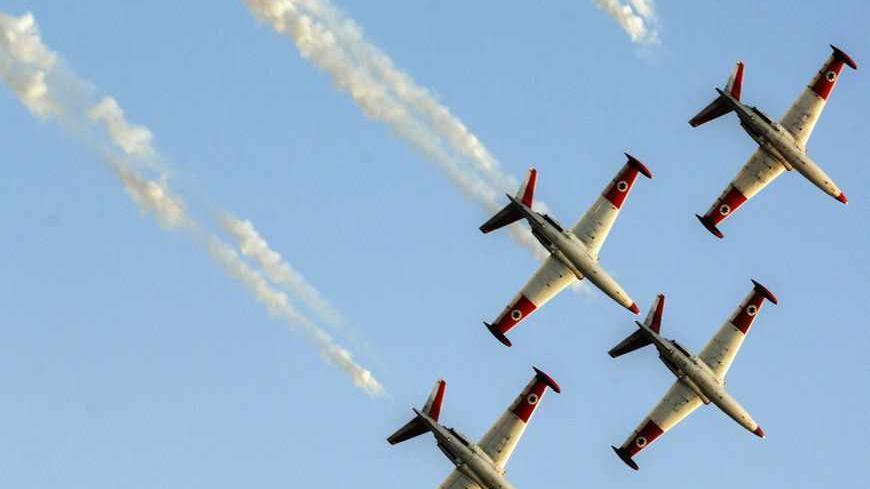 Israeli air force jets fly in formation during an exhibition as part of a pilot graduation ceremony at the Hatzerim air base, southern Israel June 25, 2009. REUTERS/Amir Cohen (ISRAEL MILITARY TRANSPORT) - RTR251A0