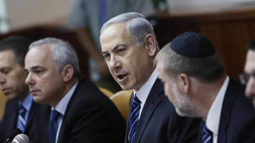 Israel's Prime Minister Benjamin Netanyahu (C) speaks during the weekly cabinet meeting in Jerusalem May 19, 2013. REUTERS/Ronen Zvulun (JERUSALEM - Tags: POLITICS) - RTXZSEO
