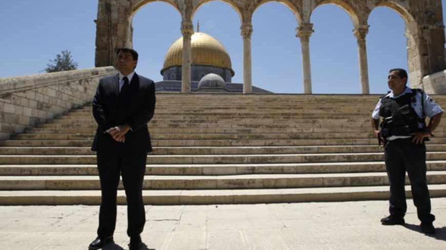 Israeli lawmaker Danny Danon (L), a deputy parliament speaker, stands near an Israeli police officer in front of the Dome of the Rock on the compound known to Muslims as al-Haram al-Sharif and to Jews as Temple Mount, in Jerusalem's Old City July 20, 2010. Danon, a lawmaker of Prime Minister Benjamin Netanyahu's right-wing party, on Tuesday visited the flashpoint religious site in Jerusalem revered by Jews and Muslims, a move that has sparked violence in the past. REUTERS/Ammar Awad (JERUSALEM - Tags: POLIT
