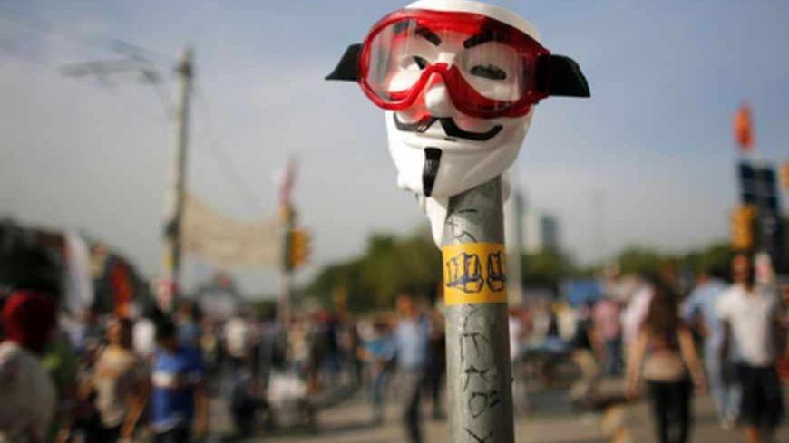 A mask is placed on a pole at Taksim square in Istanbul June 5, 2013. Turkish trade unionists banging drums and trailing banners marched into an Istanbul square on Wednesday, joining unprecedented protests against Prime Minister Tayyip Erdogan over what they see as his authoritarian rule.  REUTERS/Murad Sezer (TURKEY - Tags: POLITICS CIVIL UNREST) - RTX10CQD