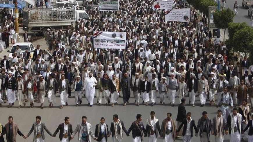 Followers of the Shi'ite Houthi group, also called Ansarullah march as they demand Yemen's National Security Agency be disbanded, in Sanaa July 19, 2013. REUTERS/Khaled Abdullah (YEMEN - Tags: POLITICS CIVIL UNREST) - RTX11RW8