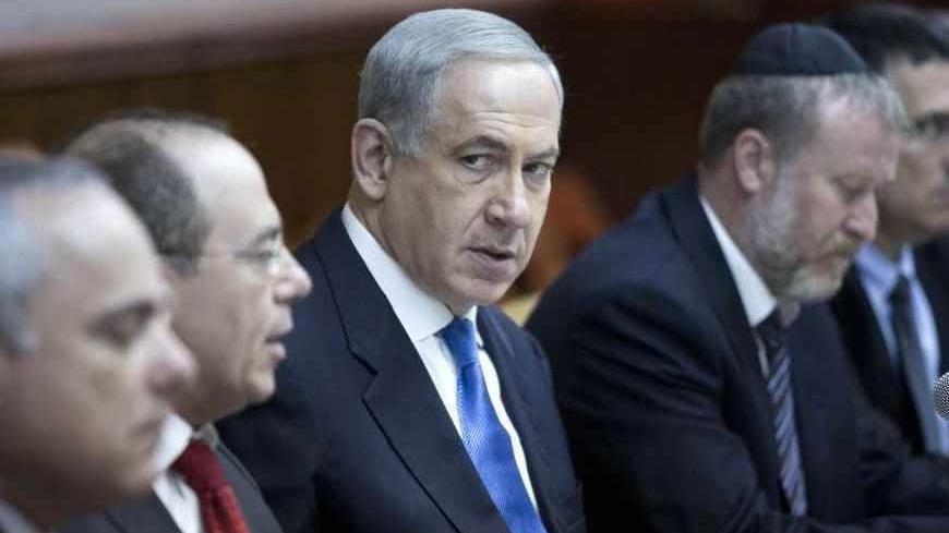 Israel's Prime Minister Benjamin Netanyahu (C) attends the weekly cabinet meeting in Jerusalem July 14, 2013. REUTERS/Abir Sultan/Pool (JERUSALEM - Tags: POLITICS) - RTX11MDX
