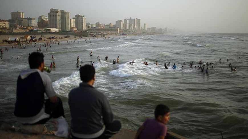 Palestinians enjoy the warm weather at a beach in Gaza City May 31, 2013.     REUTERS/Mohammed Salem (GAZA - Tags: SOCIETY ENVIRONMENT) - RTX107G6