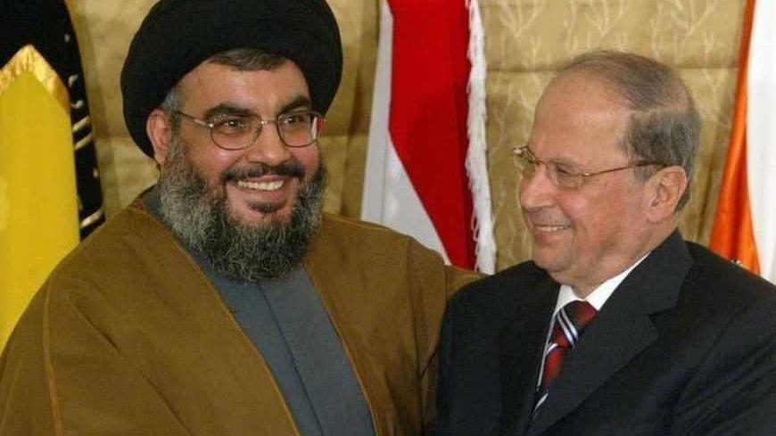Lebanon's Hizbollah leader Sheikh Hassan Nasrallah (L) shakes hands with compatriot Christian leader Michel Aoun during a news conference in a church in Beirut, Lebanon February 6, 2006. The Chief of Lebanon's Hizbollah joined forces on Monday with Maronite Christian leader Michel Aoun to call for normal diplomatic ties with Syria. REUTERS/Mohamed Azakir - RTR1A3G2