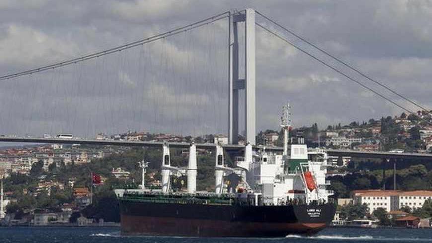 An oil tanker passes through the Bosphorus to the Black Sea in Istanbul September 1, 2012. REUTERS/Osman Orsal (TURKEY - Tags: ENERGY MARITIME) - RTR37D2S
