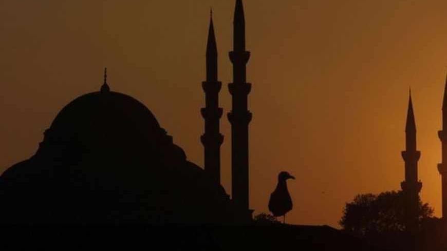 The sun sets over the Ottoman-era Suleymaniye Mosque in Istanbul November 26, 2012. REUTERS/Murad Sezer (TURKEY - Tags: RELIGION) - RTR3AWMK
