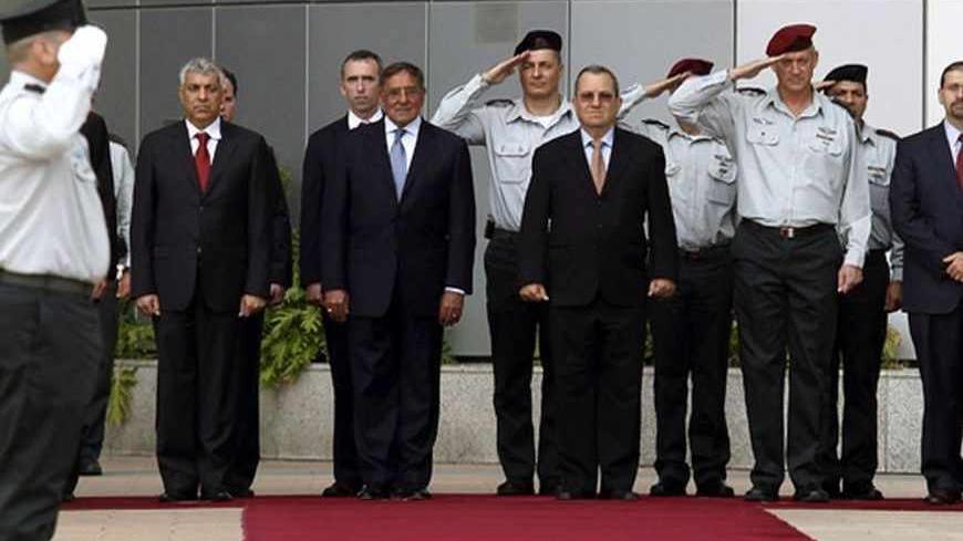 (R-L) U.S. ambassador to Israel Dan Shapiro, Israel's military chief Lieutenant-General Benny Gantz, Israel's Defence Minister Ehud Barak and U.S. Secretary of Defense Leon Panetta stand together during a welcoming ceremony for Panetta in Tel Aviv August 1, 2012. REUTERS/Gali Tibbon/Pool (ISRAEL - Tags: POLITICS MILITARY) - RTR35SOI