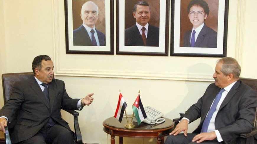 Jordanian Foreign Minister Nasser Judeh (R) meets with his Egyptian counterpart Nabil Fahmy in Amman August 25, 2013. REUTERS/Majed Jaber      (JORDAN - Tags: POLITICS) - RTX12VU1