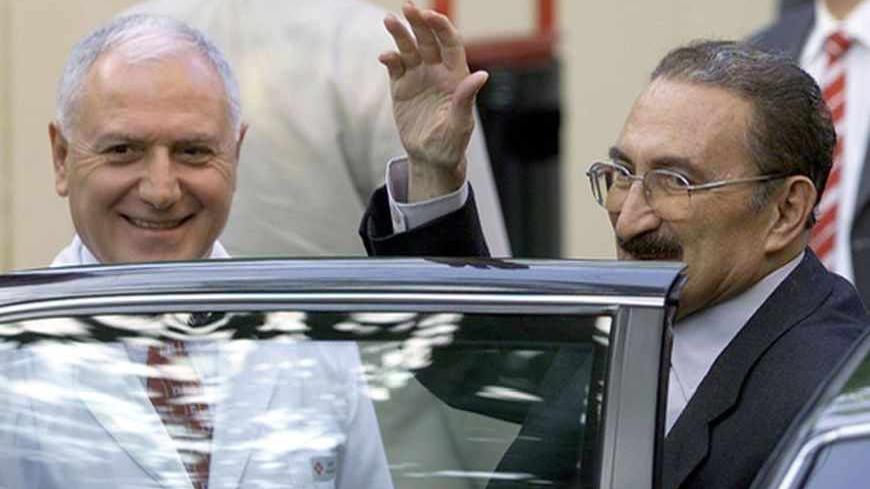 Turkish Prime Minister Bulent Ecevit (R) waves beside his doctor
Professor Mehmet Haberal at the entrance of the Baskent University
Hospital, in Ankara, June 26, 2002. Officials announced that, Ecevit,
77, will have a detailed check-up. Ecevit, was hospitalized twice in
May for intestinal problems, a broken rib and vascular infection and
has been recovering at home for the past month. REUTERS/str

WS - RTR6VWK