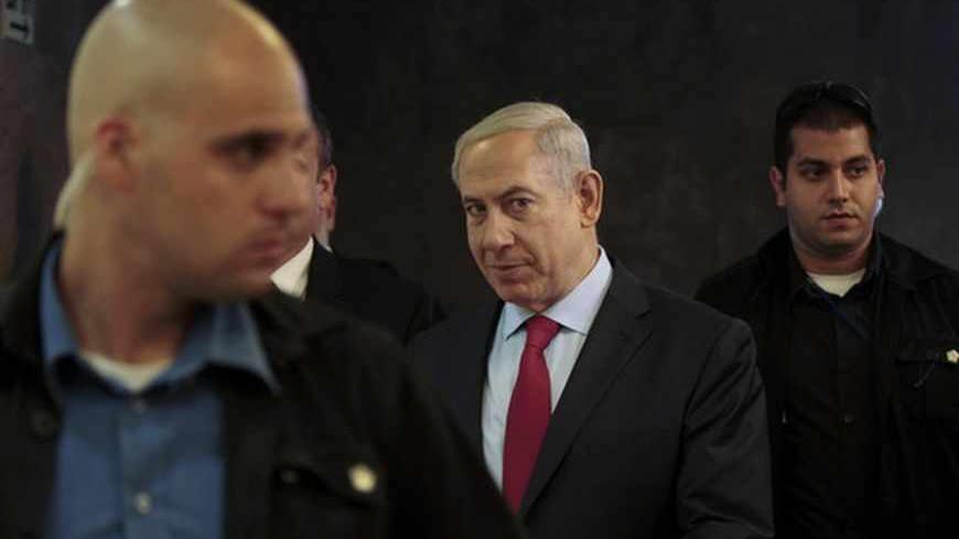 Israel's Prime Minister Benjamin Netanyahu (C) arrives for the weekly cabinet meeting in Jerusalem September 17, 2013. Netanyahu will meet U.S. President Barack Obama in Washington on September 30, an Israeli official said on Tuesday, for talks expected to focus on Iran's nuclear programme. REUTERS/Ammar Awad (JERUSALEM - Tags: POLITICS) - RTX13O85