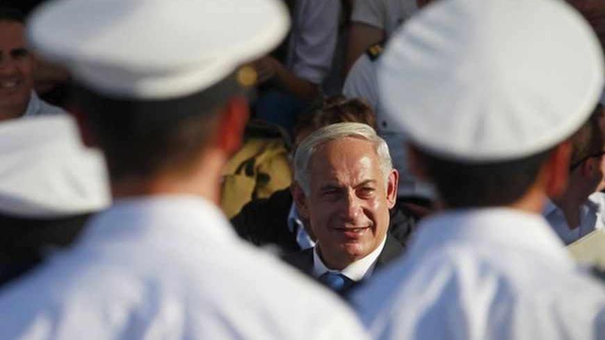 Israeli Prime Minister Benjamin Netanyahu (C) attends a graduation ceremony of Israeli naval officers in the northern city of Haifa September 11, 2013. Netanyahu said on Wednesday Syria must be stripped of its chemical weapons and that the international community must make sure those who use weapons of mass destruction pay a price.   REUTERS/Baz Ratner (ISRAEL - Tags: POLITICS MILITARY) - RTX13HV1