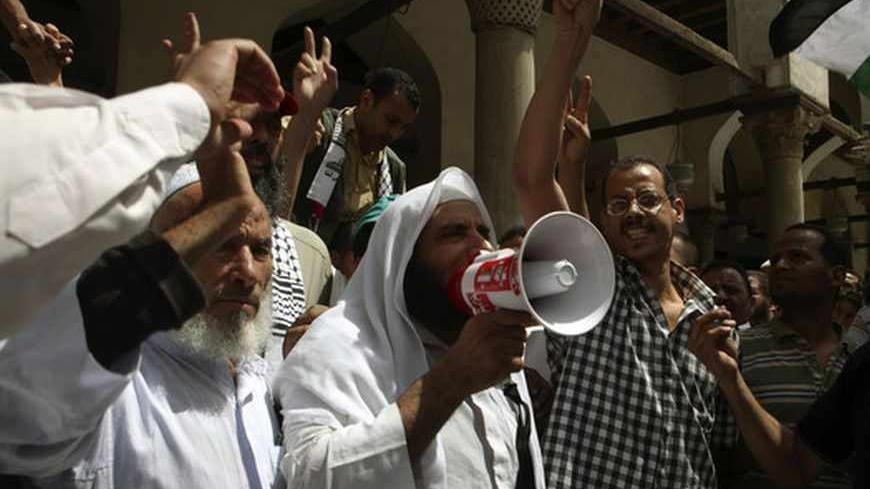 Protesters chant slogans in Al-Azhar mosque during a pro-free Syria and pro-Palestine demonstration after Friday noon prayer at the mosque in Cairo May 10, 2013. REUTERS/Asmaa Waguih (EGYPT - Tags: RELIGION CIVIL UNREST) - RTXZHL2