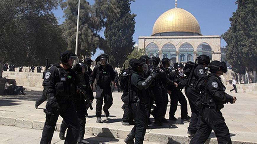 Israeli policemen react during clashes with Palestinians on the compound known to Muslims as the Noble Sanctuary and to Jews as the Temple Mount in Jerusalem's Old City September 6, 2013. REUTERS/Ammar Awad (JERUSALEM - Tags: RELIGION CIVIL UNREST) - RTX139N8