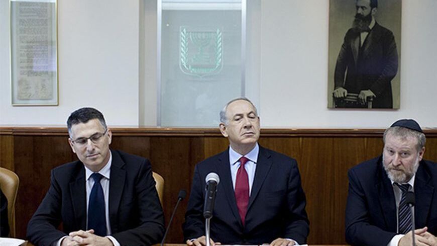 Israeli Prime Minister Benjamin Netanyahu (C) attends the weekly cabinet meeting in Jerusalem October 20, 2013. REUTERS/Abir Sultan/Pool (JERUSALEM - Tags: POLITICS) - RTX14HMB