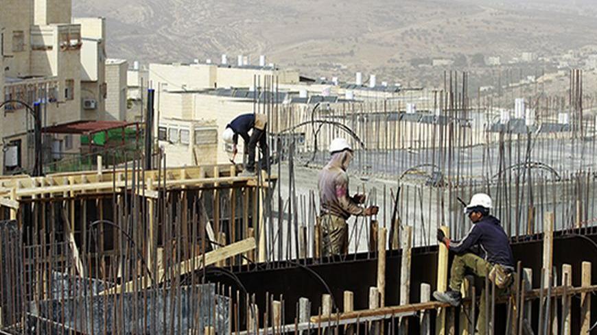Palestinian labourers work on a construction site in Ramat Shlomo, a religious Jewish settlement in an area of the occupied West Bank Israel annexed to Jerusalem October 30, 2013. Israel announced plans on Wednesday to build hundreds of new settlement homes on land that the Palestinians want for a future state, hours after it released a group of Palestinian prisoners from its jails.   REUTERS/Baz Ratner (WEST BANK - Tags: BUSINESS CONSTRUCTION POLITICS) - RTX14TMP