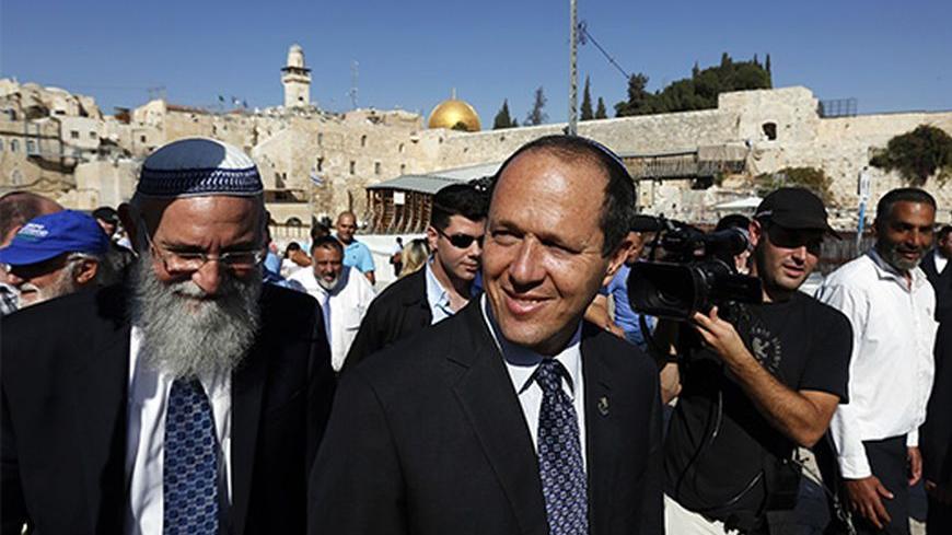 Jerusalem Mayor Nir Barkat (C) walks after praying at the Western Wall in Jerusalem's Old City  October 23, 2013. Barkat  won re-election on Wednesday in a hotly contested race that dealt a political blow to his challenger's main backers, former Foreign Minister Avigdor Lieberman and the ultra-Orthodox Shas party. REUTER/Baz Ratner (JERUSALEM - Tags: POLITICS ELECTIONS) - RTX14KZG