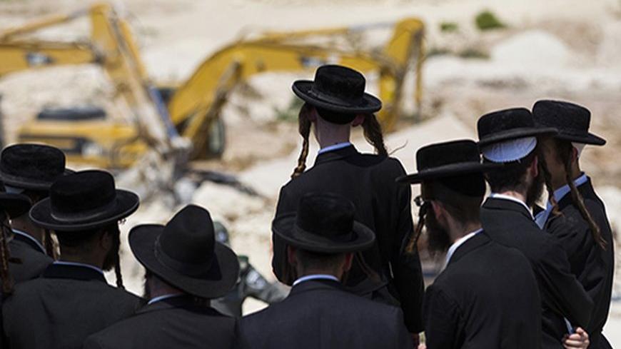 Ultra-Orthodox protesters take part in a demonstration at a construction site in the town of Beit Shemesh, near Jerusalem August 15, 2013. For a third day in a row some 100 ultra-Orthodox men on Thursday clashed with police during protests against ongoing construction at a site they believe contains ancient Jewish graves. An Israeli police spokesperson said 7 ultra-Orthodox protesters were detained on Thursday during the clashes. REUTERS/Ronen Zvulun (ISRAEL - Tags: BUSINESS CONSTRUCTION RELIGION CIVIL UNRE