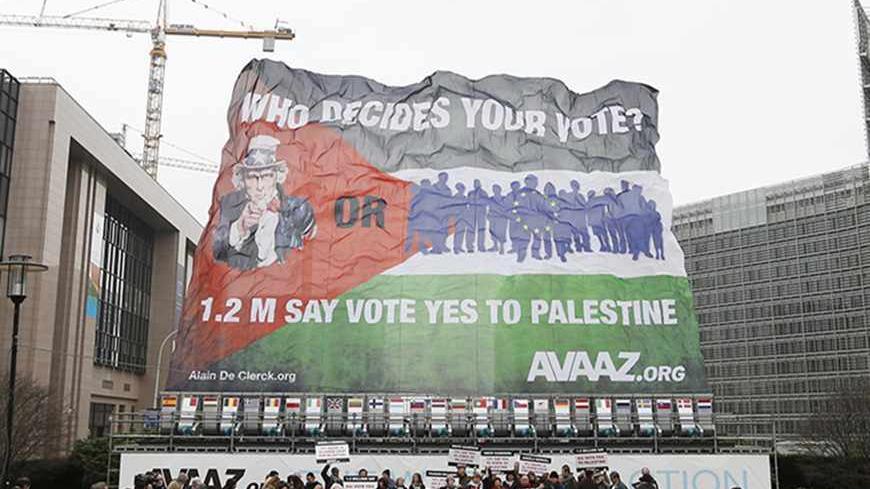 Activists unveil a giant Palestine flag in support of a Palestinian statehood outside the European Union Council in Brussels November 19, 2012.      REUTERS/Francois Lenoir (BELGIUM - Tags: POLITICS CIVIL UNREST) - RTR3ALZ9