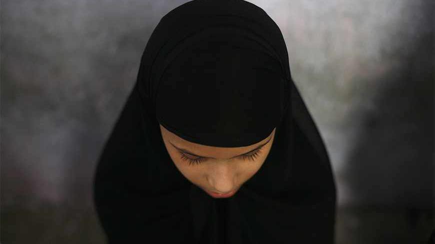 A Muslim girl learns to read the Koran at a madrassa, or religious school, during the holy month of Ramadan in the old quarters of Delhi July 31, 2013. REUTERS/Mansi Thapliyal (INDIA - Tags: RELIGION SOCIETY EDUCATION) - RTX125PR