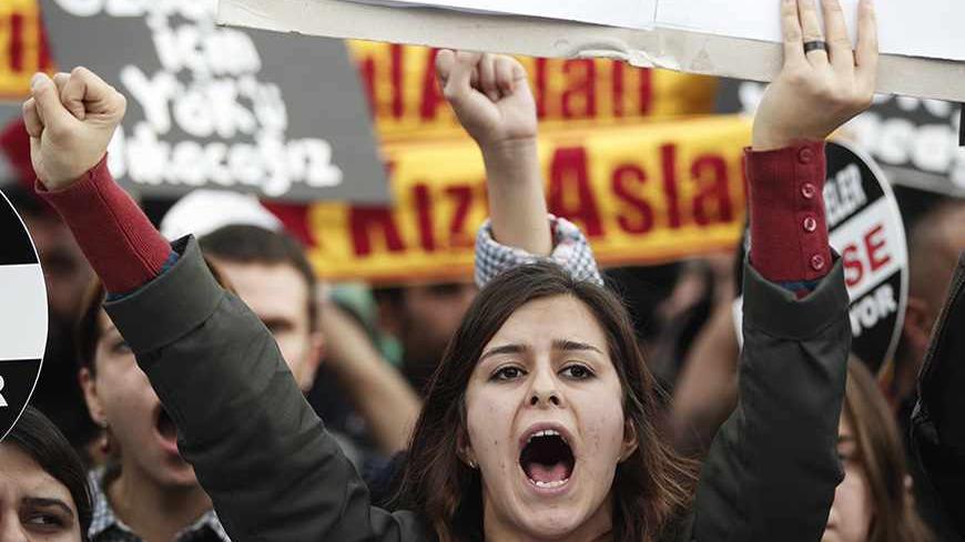 University students shout anti-government slogans during a protest against Turkey's High Education Board in Istanbul November 6, 2013. REUTERS/Osman Orsal (TURKEY - Tags: CIVIL UNREST POLITICS EDUCATION) - RTX152F9