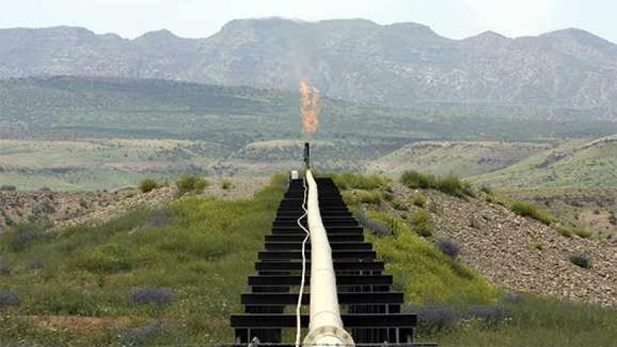 A flame rises from a pipeline at Tawke oil field near Dahuk, 400 km (245 miles) north of Baghdad May 9, 2009. Iraq's largely autonomous Kurdish region said on Friday it would start exporting oil next month, but the Oil Ministry in Baghdad cast doubt on the plan, denying it had given them permission to use national pipelines. Picture taken May 9, 2009.      REUTERS/Azad Lashkari (IRAQ ENERGY POLITICS) - RTXFDTF
