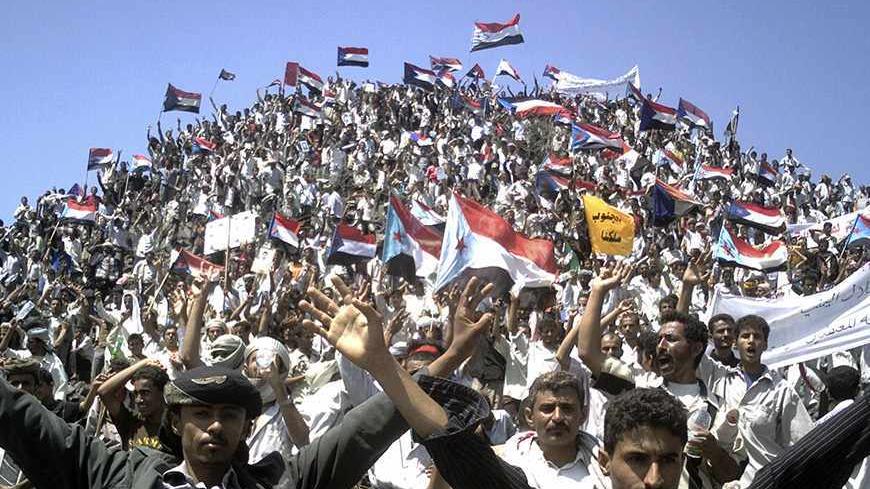 Anti-government demonstrators shout slogans and hold up flags of former South Yemen during a rally near the southern Yemeni city of Habileen October 14, 2009.  A former socialist republic, South Yemen united with North Yemen in 1990 to form the Republic of Yemen.  Protestors called for the secession of South Yemen from the Republic.  REUTERS/Stringer (YEMEN POLITICS CONFLICT IMAGES OF THE DAY) - RTXPMBR