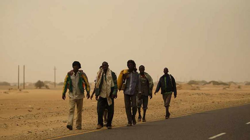 Ethiopian migrants walk on the side of a road during their journey from the Red Sea Yemeni town of Medi to Haradh town on the border with Saudi Arabia March 22, 2012. Some 12,000 migrants, mostly from the Horn of Africa, are stranded in Haradh, which they use as a stepping stone to reach Saudi Arabia, according to the International Organization for Migration (IOM).     REUTERS/Khaled Abdullah (YEMEN - Tags: POLITICS SOCIETY IMMIGRATION) - RTR2ZPE5