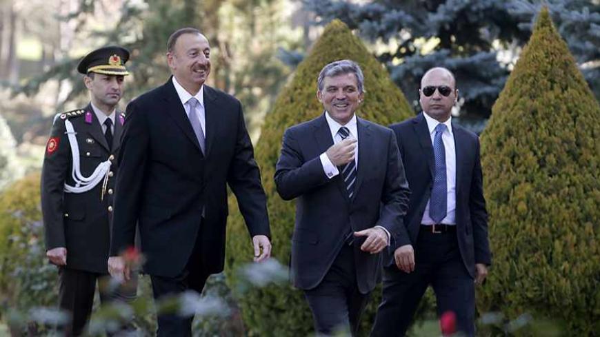 Azerbaijan's President Ilham Aliyev (L) and Turkey's President Abdullah Gul (R) attend a welcoming ceremony at the Presidential Palace in Ankara November 12, 2013. REUTERS/Umit Bektas (TURKEY - Tags: POLITICS) - RTX15AC4