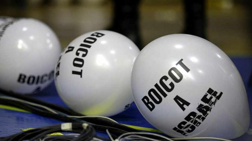 Balloons painted with the phrase "Boycott to Israel" are seen during a Euroleague basketball game between Maccabi Tel Aviv and Barcelona in Barcelona February 5, 2009. The game was earlier disrupted by pro-Palestinian demonstrators.     REUTERS/Gustau Nacarino  (SPAIN) - RTXB9QH