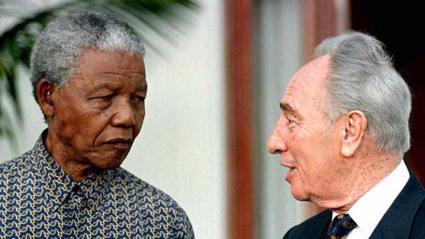 President Nelson Mandela exchanges views with former Israeli Prime Minister Shimon Peres after their meeting in Cape Town, October 20. Peres is in the country for a short visit ahead of Mandela's scheduled trip to the Middle East. - RTXGGFI