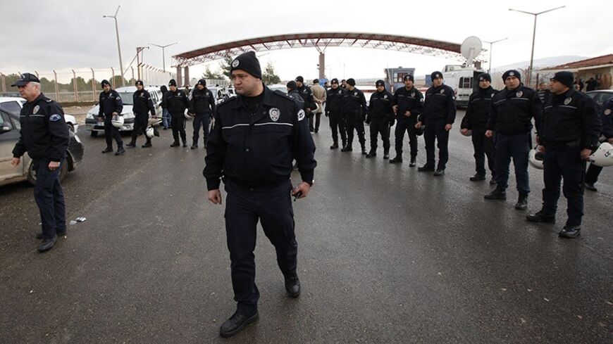 Turkish riot police stand guard at the Oncupinar border crossing to stop demonstrators in the Turkish-Syrian border town of Kilis, Gaziantep province, January 12, 2012. REUTERS/Umit Bektas (TURKEY - Tags: POLITICS CIVIL UNREST) - RTR2W6OR